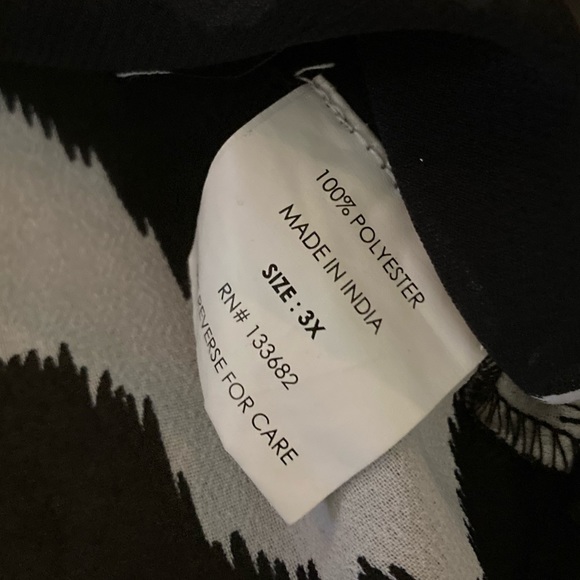 UGC SUGAR KISSES SHORT SLEEVE CHEVRON PATTERN BUTTON DOWN BLOUSE - Picture 4 of 7